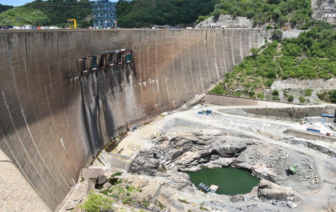 A photograph of the Kariba dam's arched wall, taken from a higher level.