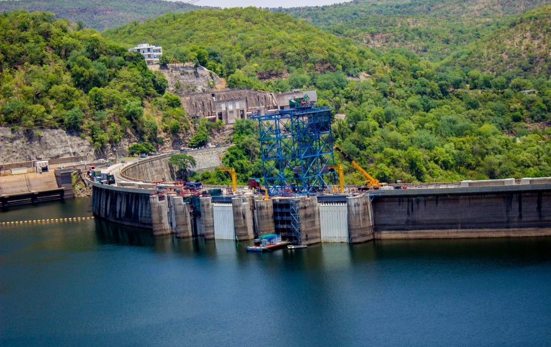 A photograph showing the water level at the Kariba dam, with a forest in the background.