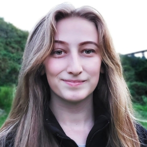 A headshot photo of Verity Saunders.